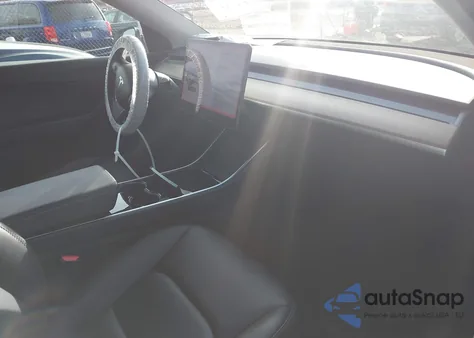 2021 Tesla Model Y Long Range Dual Motor All-Wheel Drive z USA, uszkodzony, nr VIN 5YJYGDEE3MF076930